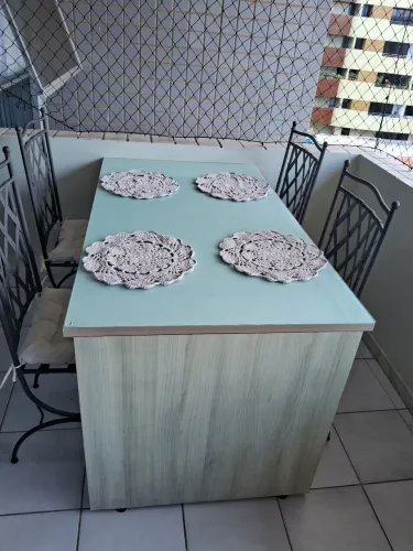 Mesa em MDF com vidro sobreposto medindo 1.40 X 0.80 acompanha 4 cadeiras em ferro.