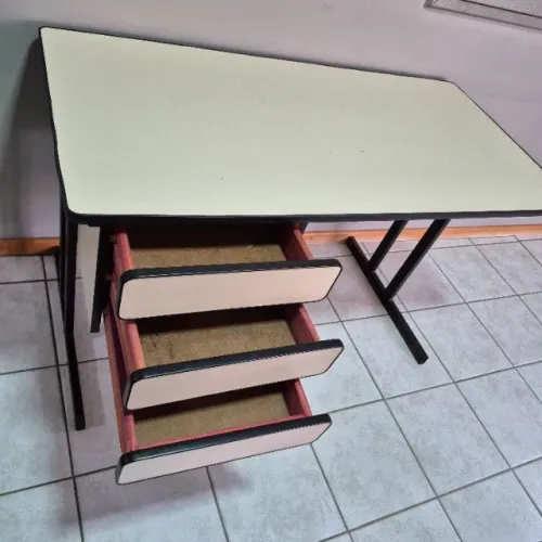Mesa de escritório de ferro e MDF