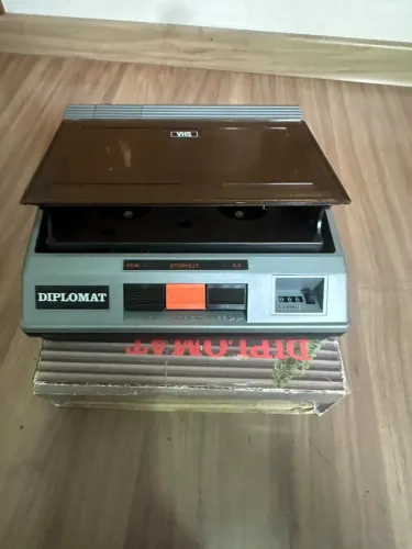 Rebobinador De Fita VHS Diplomat - Completo Na Caixa Original - Relíquia Retrô