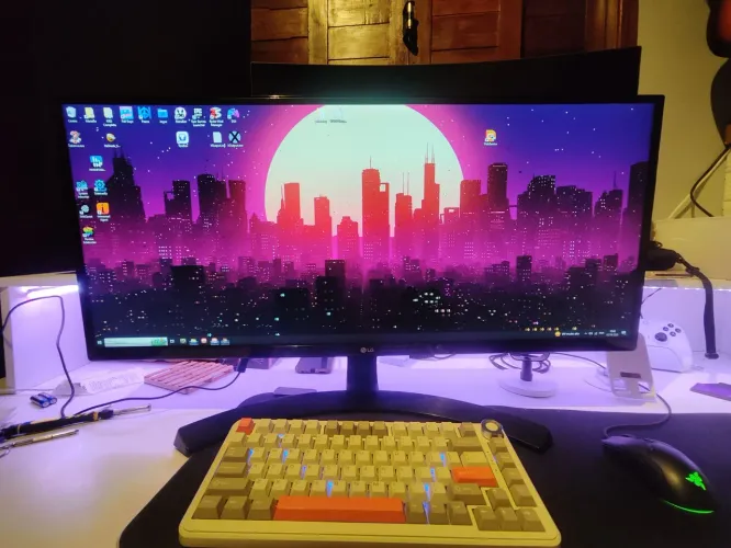 Monitor ultrawide LG com linhas embaixo