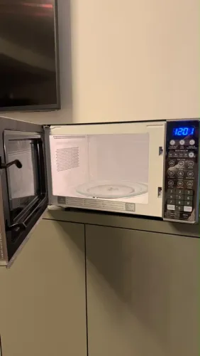 microondas super inovador mt novo, apenas um mes de uso