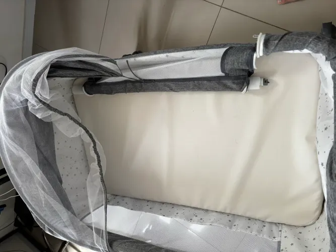 Berço portátil com encaixe na cama