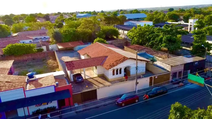 Casa ampla na Av. Santos Dumont, Floriano-PI - 1.100 m², piscina e 5 quartos