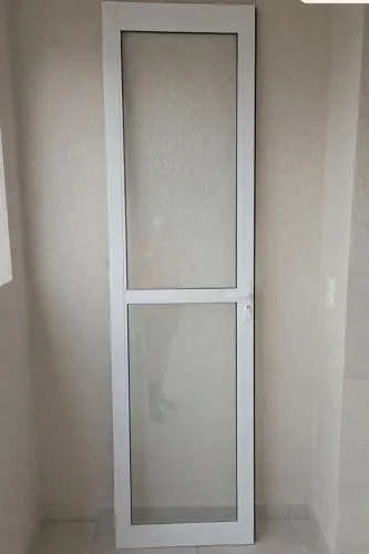 Porta balcão branca de alumínio e vidro