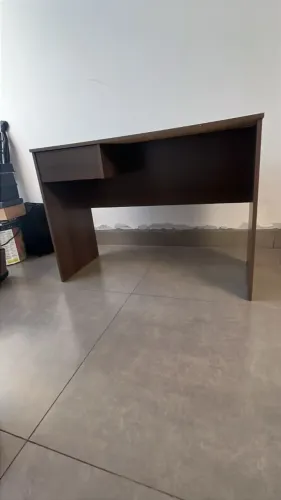 Mesa com gaveta - semi novo - Pc Notebook Móveis de escritório