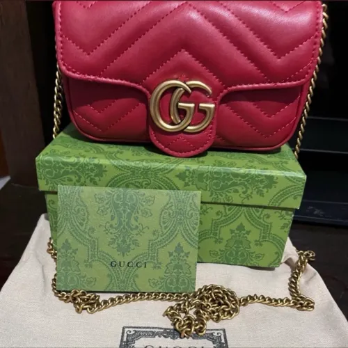 Bolsa Gucci marmont super mini vinho com ferragens douradas, nova