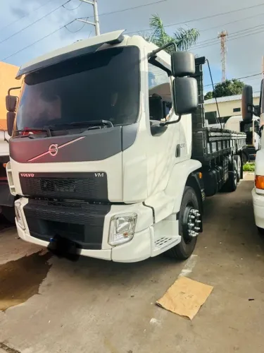 Caminhão Volvo VM270 Carroceria 