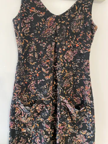 Vestido em veludo com bolsos na frente