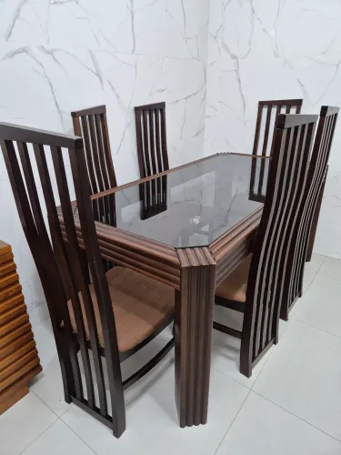 Vende-se mesa com 6 cadeiras