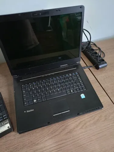 Notebook Itautec e netbook acer funcionando