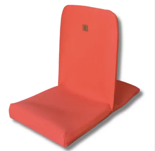 Cadeira na cor vermelha coral , para prática de meditação