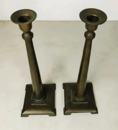 Par de Grandes Castiçais Bronze dourado com trabalho de cinzelamento Marca CENTURY. 