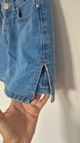 Short saia jeans C&A com fendas laterais