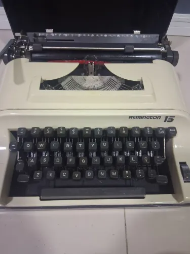 MÁQUINA DE DATILOGRAFIA À VENDA