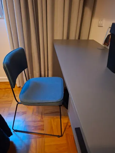 Linda cadeira encosto e assento azul com pés em aço preto