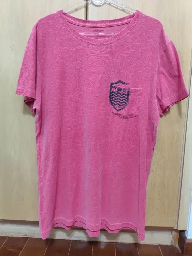 Camiseta Osklen Bolso Brasão Vermelho<br>59088_VINHO