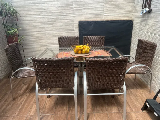 Mesa externa tramada com vidro