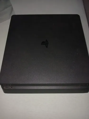 PS4 slim 500 gigas dois controles dois três cabos um de carregador um HDMI um de energia 9