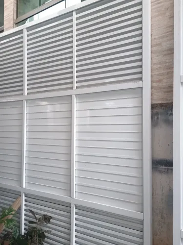 Vendo portão de alumínio branco de 3X3 tenho 2 peças valor bde cada um 5 .009,00 reais cad