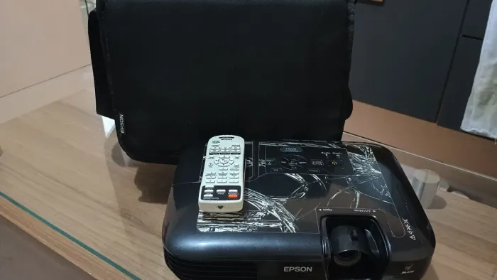 Projetor S10+ POWER, tecnologia 3LCD de 2.600 Lúmens ANSI.