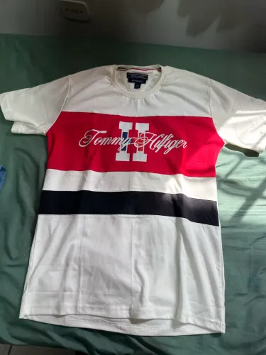 Camiseta Tommy Hilfiger nunca usada, ótima qualidade 