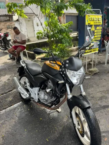 Cb 300<br>TODA BOA , SÓ PEGAR E ANDAR!!<br>IPVA PAGO<br>DEVE NADA.<br>PEGANDO TUDO!