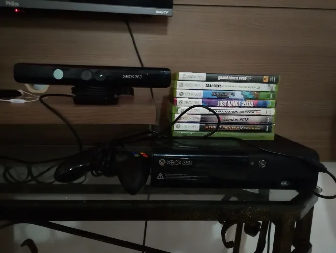 Xbox 360 com 8 jogos original 2 controle 1 está com deifeito console funcionando normal