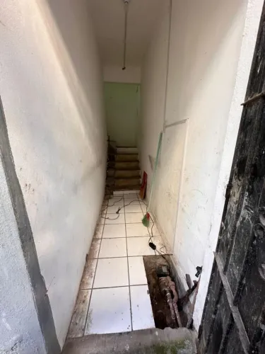 Alugo casa no 1° pavimento, com terraço.