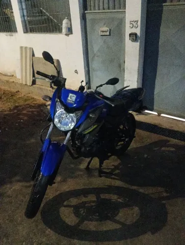 Moto Yamaha 150 azul
