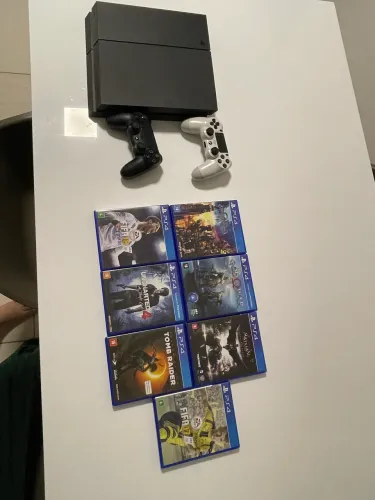 PS4 (500gb), 2 controles e 7 jogos.