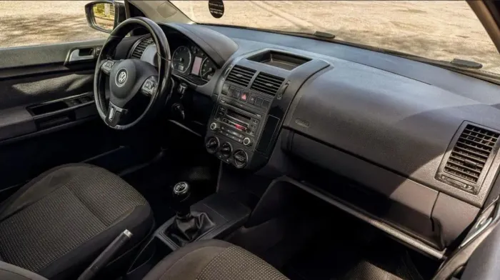 Volkswagen Polo Sedan 1.6 MI Total Flex 8V 4P 2013