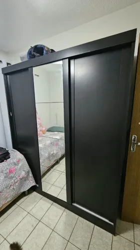 Guarda roupa preto
