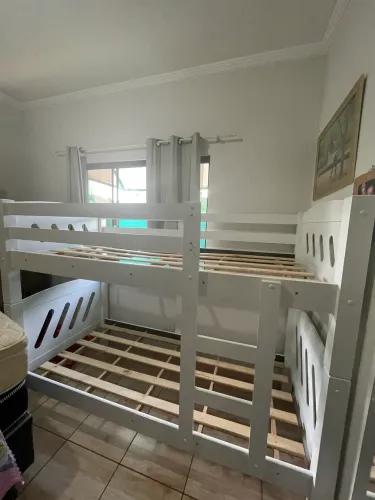Vende-se cama beliche branca semi-nova