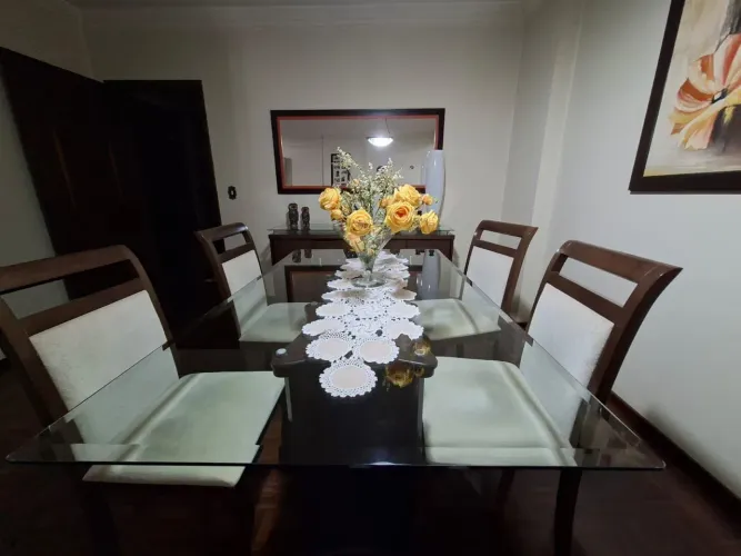 Vendo mesa 6 lugares + 4 cadeiras