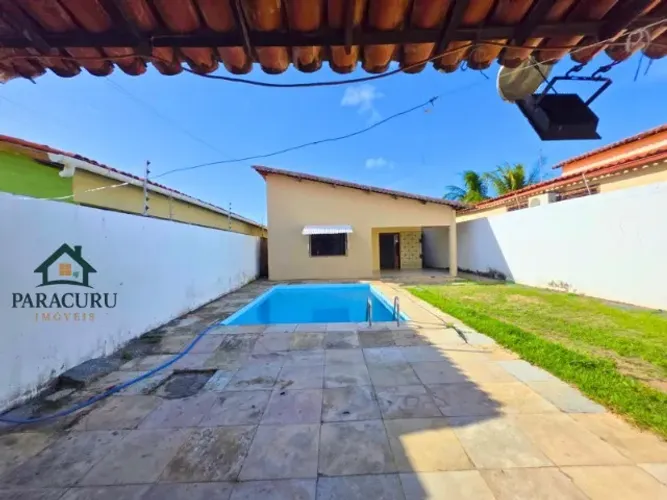 Alugo casa com piscina e tres quartos no bairro Paracuru Beach.
