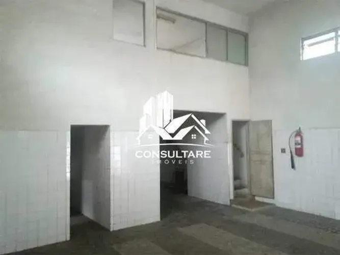 Galpão à venda em Santos no Chico de Paula com área para caminhões e trifásico