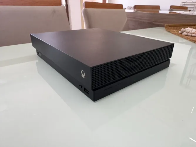 Xbox one X 1TB - Ótimo Estado