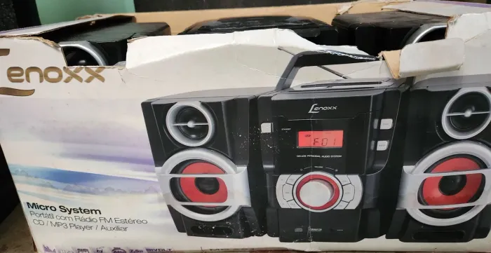Micro System Lenoxx Portátil - Rádio FM, CD e Entrada Auxiliar (Bivolt)