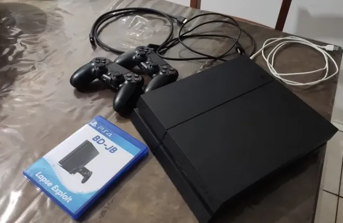 Playstation 4 no firmware 11.0 com 2 controles + disco para desbloqueio