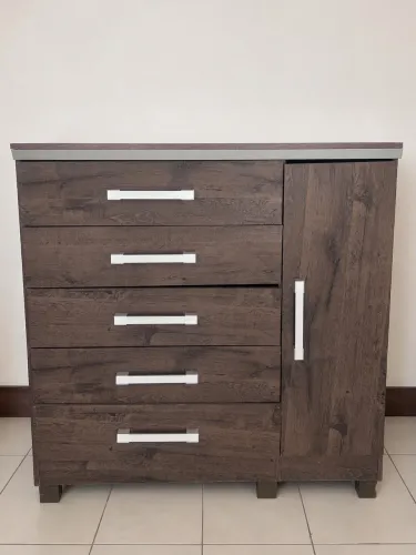 Cômoda marrom 