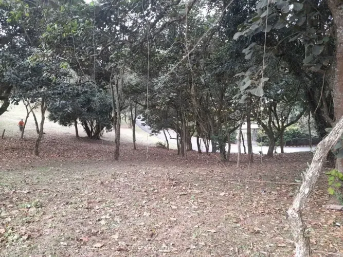 LINDO TERRENO - CONDOMÍNIO COM CLUBE DE GOLF.
