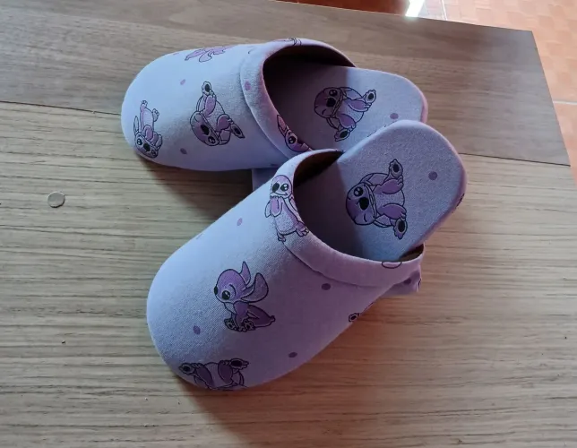 Pantufas com estampas do stitch