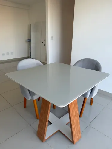 MESA DE VIDRO/MADEIRA PARA 4 PESSOAS | ACOMPANHA CADEIRA