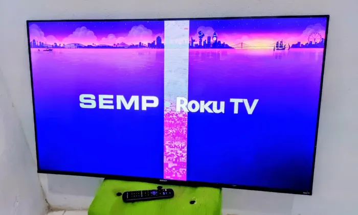 Tv 50 Semp Roku 4k smart com com problema na malha do cofe uma linhazinha embaixo impercep