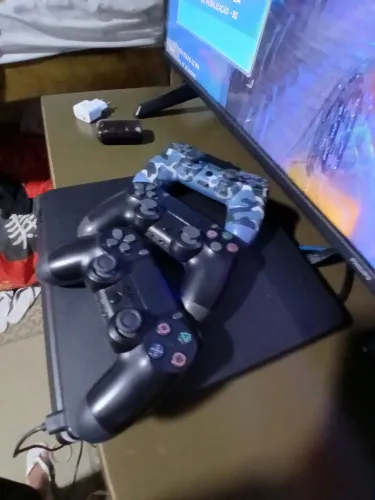 opa gente vim anunciar esse ps4 slim 1tb com 3 controles e o leitor de disco esta zuado.