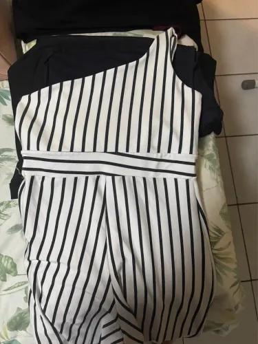 Macacão listrado.