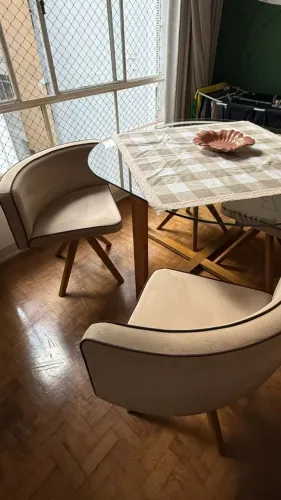 Mesa de Jantar Design de Encaixe (Vidro 1,20m) + 4 Cadeiras Estofadas Impermeabilizadas