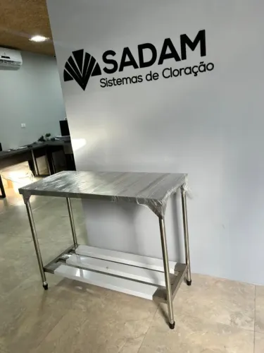 mesa de 1.15x50 com dois plano embaixo