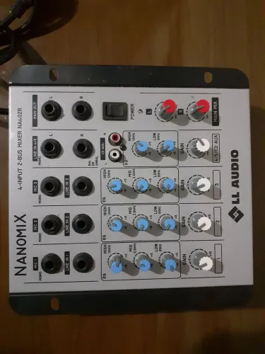 Mixer de áudio Nanomix NA 402 R 4 canais