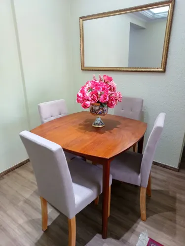 Conjunto mesa com 4 cadeiras Etna em madeira